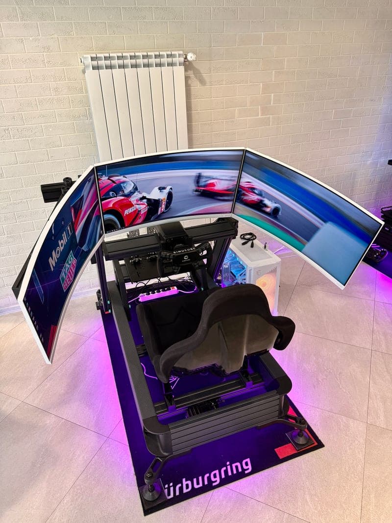 Pro симулаторът — три Philips Evnia монитора и Sim-Lab AMG Petronas F1 кокпит