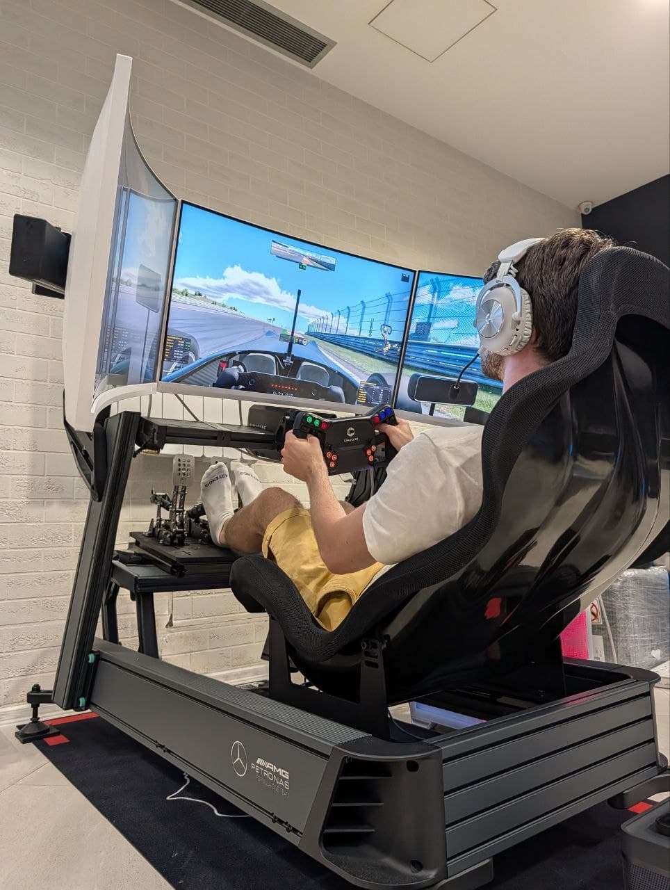 Пилот на триекранен сим рейсинг симулатор в 4a1a Racing