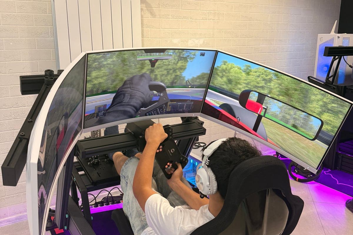 Пилот кара на сим рейсинг симулатор с три екрана в 4a1a Racing