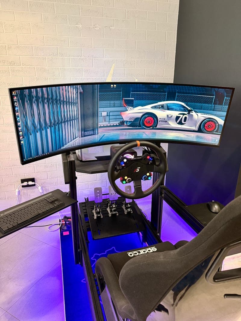 Alpha симулаторът — Samsung Odyssey G9 49" и Sim-Lab P1X Ultimate кокпит