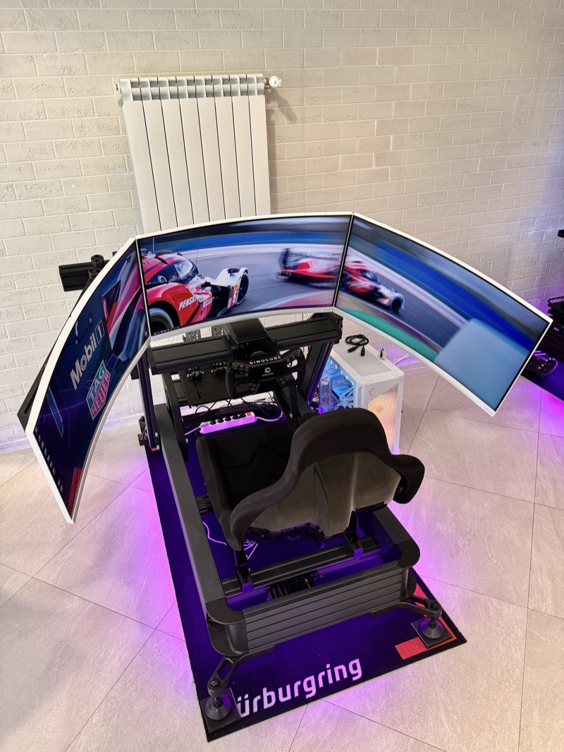 Pro симулаторът — три Philips Evnia монитора и Sim-Lab AMG Petronas F1 кокпит